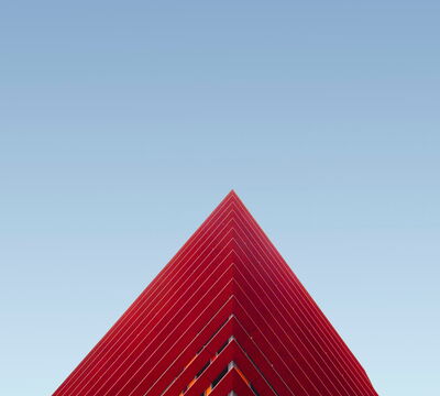 Modernes Haus vor blauem Himmel